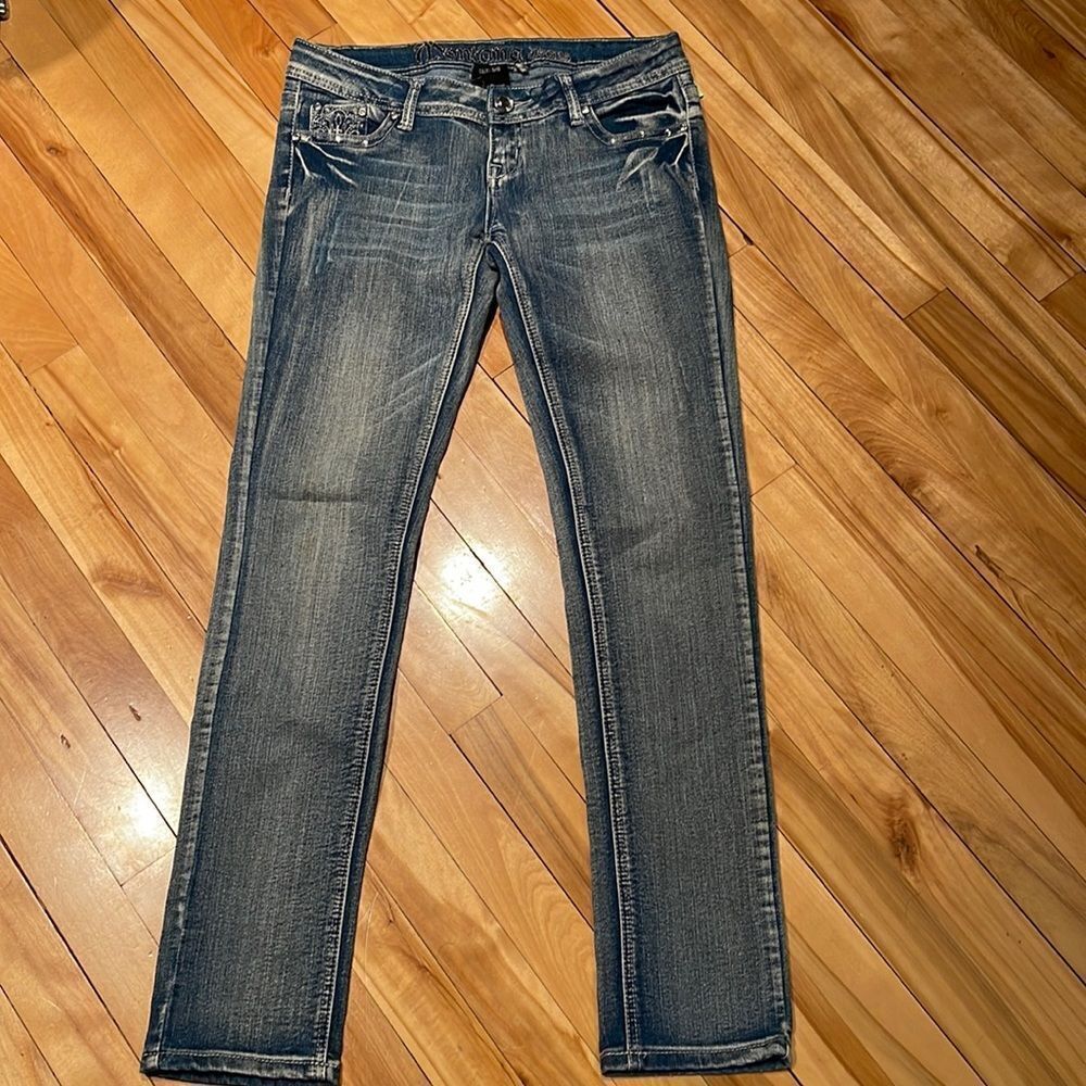 Montana crystal studded sparkle low rise (7 inch) 5-pocket jeans. Size 5/6.